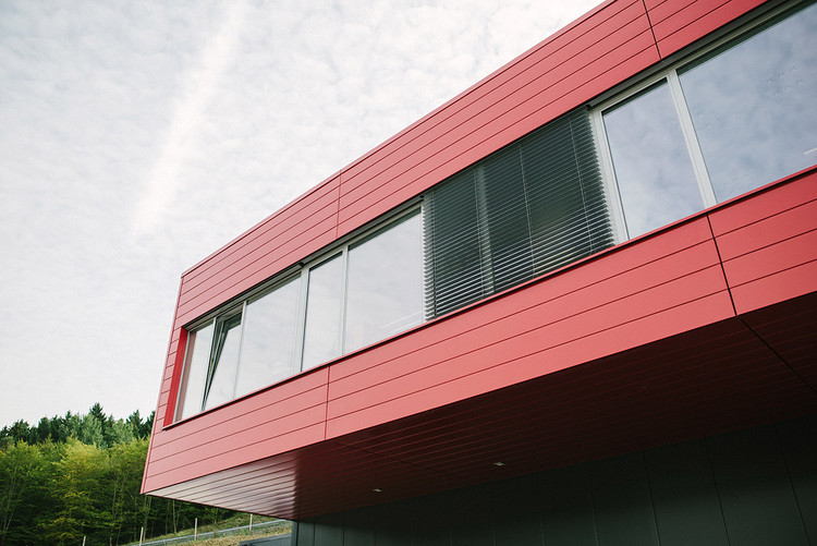 Aussenansicht des roten Gebäudes von Medientechnik Thomas in der Martinshardt 3, in 57074 Siegen